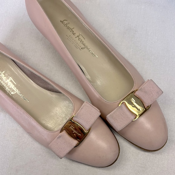 Salvatore Ferragamo 8.5 AA Narrow Pale Pink Low Heels Classic Bow Gancini Pumps - Picture 6 of 11